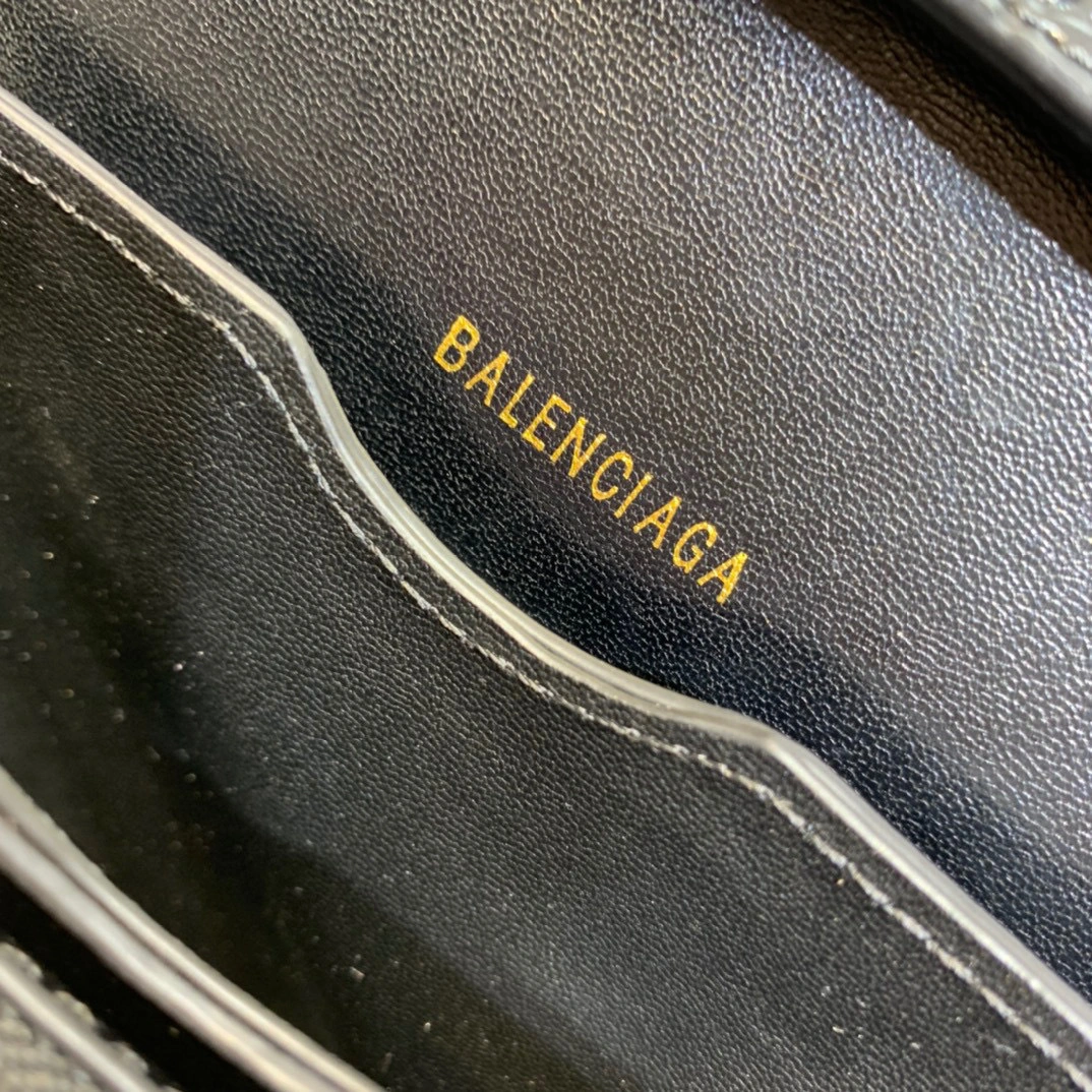 B. 8981